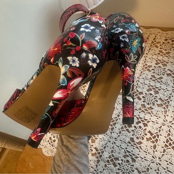 Chic Red Patterned Women's Heels - Picture 7 of 9